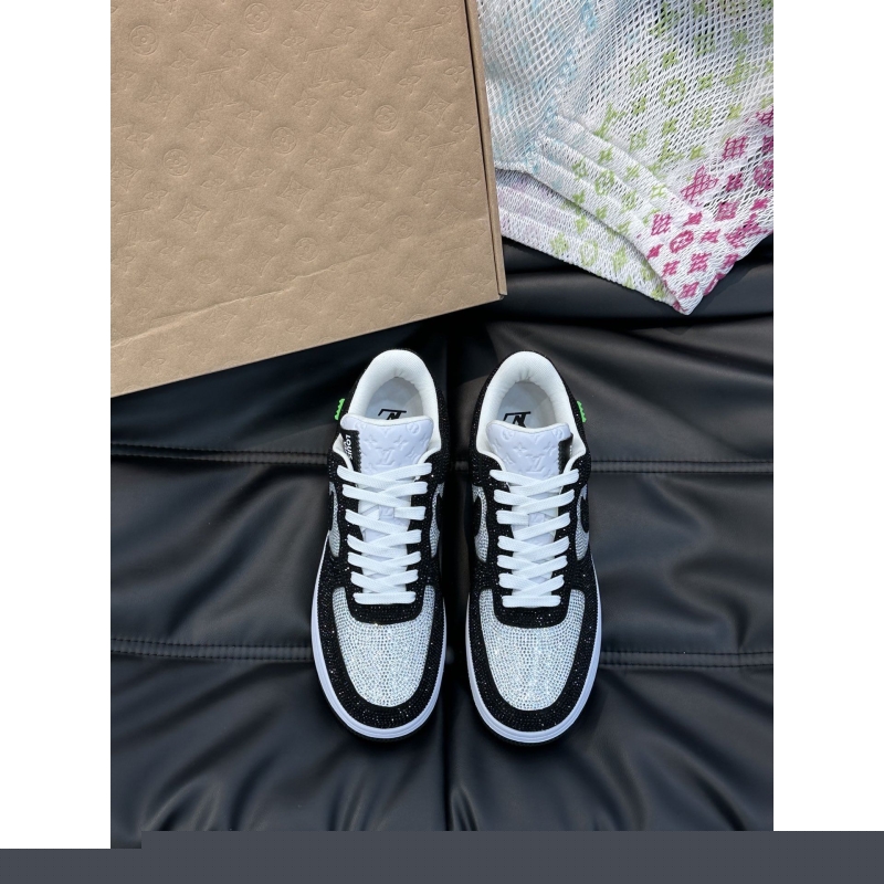 l**is V*t*n sneakers